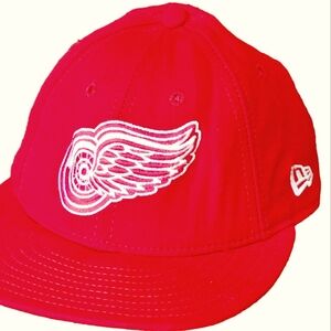 NHL Detroit Red Wings 6 7/8 New Era cap, red with a white logo.